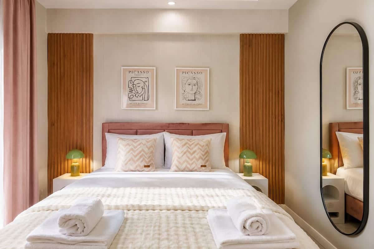 Condo phong cách cổ điển, 1 giường đôi và sofa giường, không hút thuốc, phòng tắm riêng | Bàn, khu vực làm việc phù hợp cho laptop, màn/rèm cản sáng