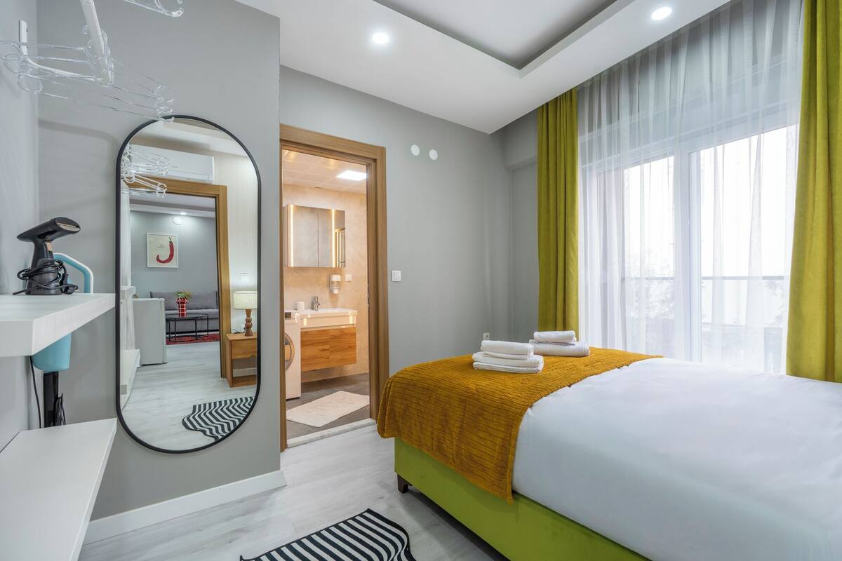 Deluxe-Apartment, 1 Schlafzimmer, Küche | Schreibtisch, laptopgeeigneter Arbeitsplatz, Verdunkelungsvorhänge