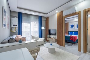 Desk, laptop workspace, blackout curtains, soundproofing - Maxi Highland (Antalya)