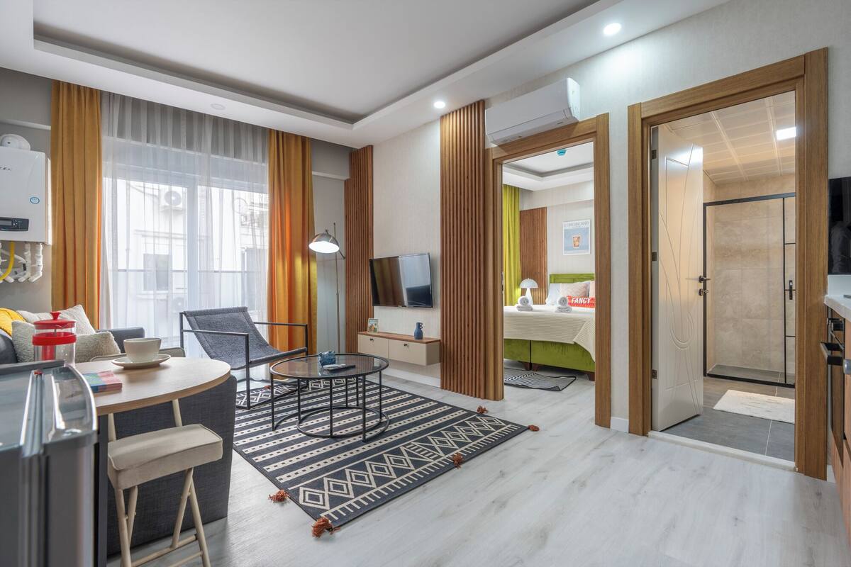 Deluxe-Apartment, 1 Doppelbett und Schlafsofa, eigenes Bad | Schreibtisch, laptopgeeigneter Arbeitsplatz, Verdunkelungsvorhänge