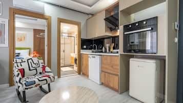 Deluxe Condo, 1 Bedroom, Non Smoking, Pets allowed | Private kitchen | Mini-fridge, oven, stovetop, dishwasher