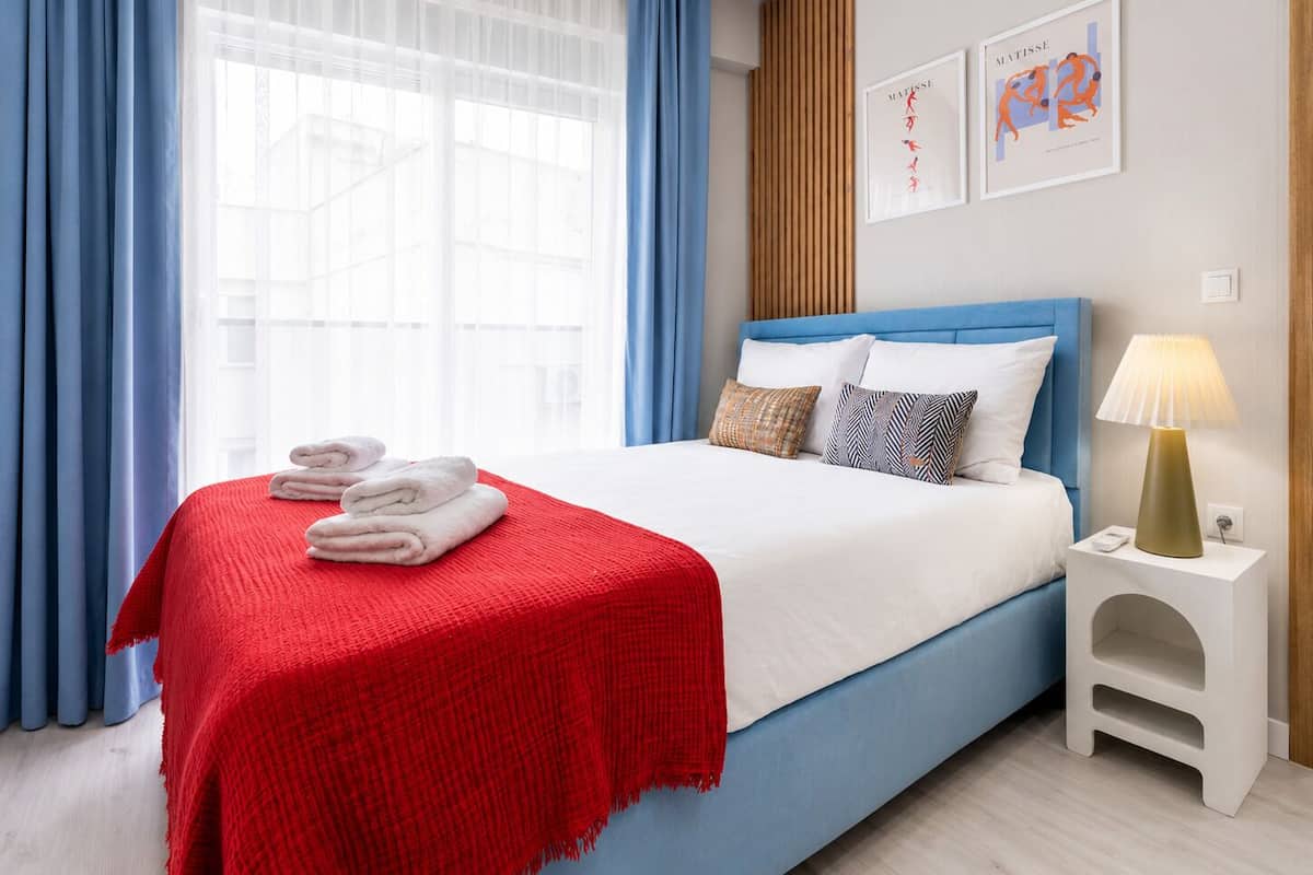 Condo phong cách cổ điển, 1 giường đôi và sofa giường, không hút thuốc, được phép mang theo vật nuôi | Bàn, khu vực làm việc phù hợp cho laptop, màn/rèm cản sáng