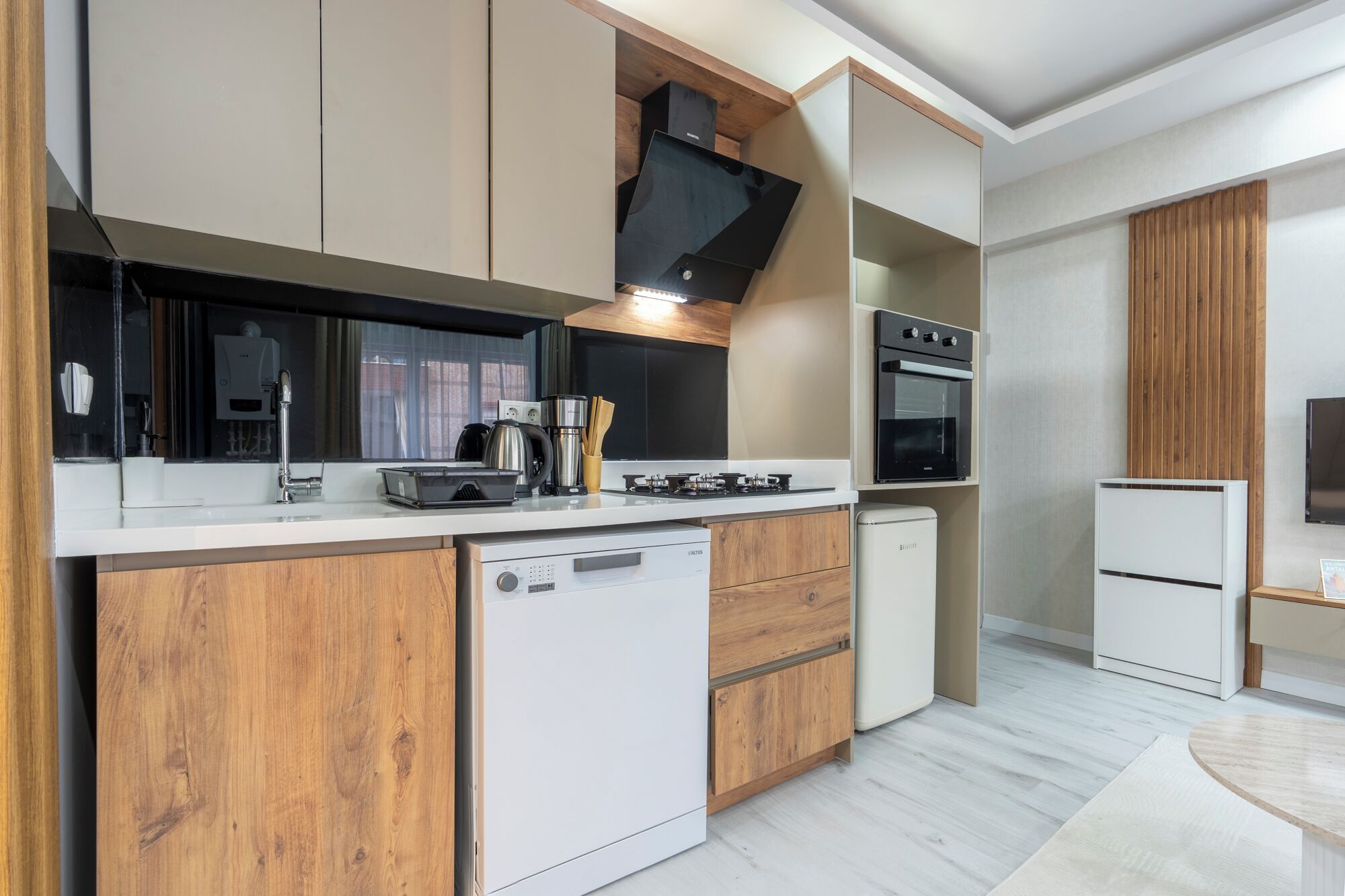 ดีลักซ์คอนโด, 1 ห้องนอน, ปลอดบุหรี่, นำสัตว์เลี้ยงเข้าได้ | โต๊ะทำงาน, พื้นที่ทำงานแบบใช้แล็ปท็อป, ผ้าม่านกันแสง, ห้องเก็บเสียง