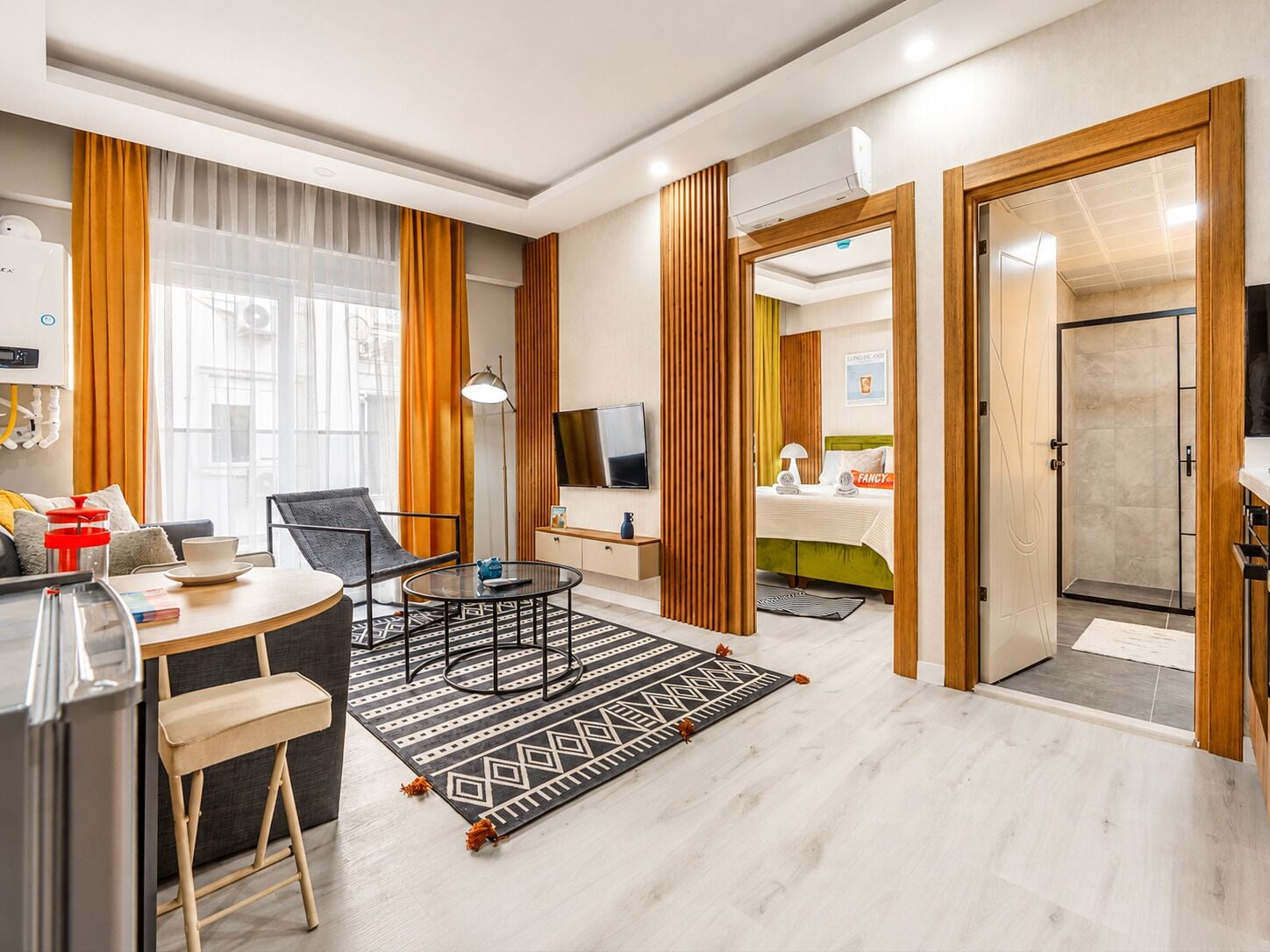 Deluxe Apart Daire, 1 Çift Kişilik Yatak ve Çekyat, Özel Banyo | Masa, dizüstü bilgisayar çalışma alanı, güneşlik/perde, ses yalıtımı 