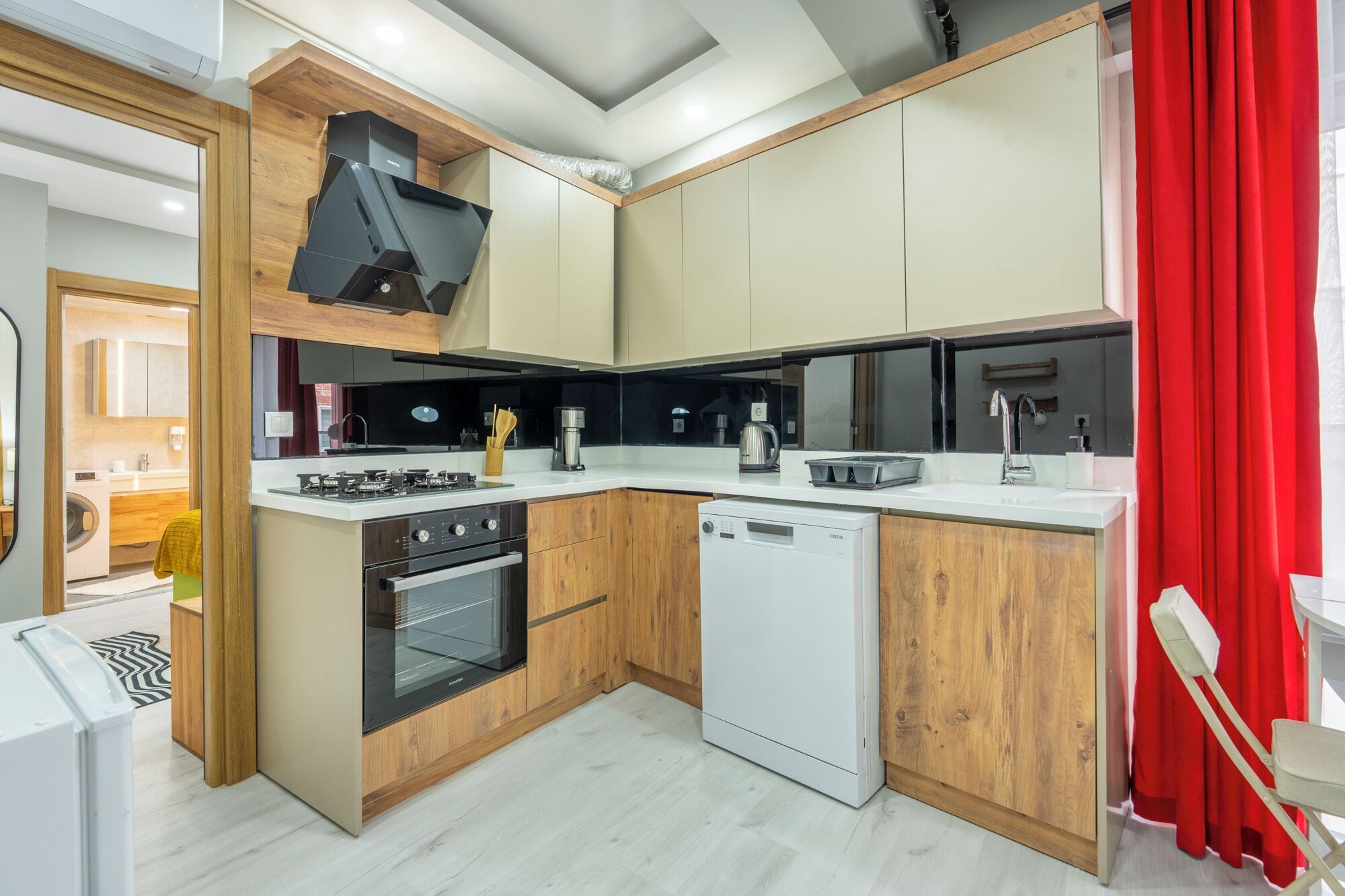 Bloc d'apartaments Deluxe, 1 dormitori, cuina | Cuina privada | Frigorífic petit, forn, placa de cuina i rentaplats 