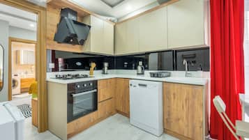 Bloc d'apartaments Deluxe, 1 dormitori, cuina | Cuina privada | Frigorífic petit, forn, placa de cuina i rentaplats