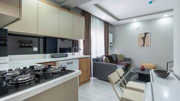 Standaard appartement, 1 slaapkamer, niet-roken, keuken | Een bureau, een laptopwerkplek, verduisterende gordijnen