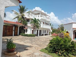Exterior - 4-bedroom Sublime villa Elite Lux in Diani Beach with Pool, beach front access (Mombasa)