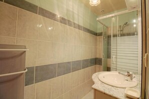 Een douche, een haardroger, handdoeken, toiletpapier