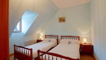 2 bedrooms, iron/ironing board, WiFi