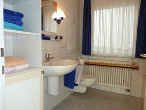 Shower, hair dryer, towels - Apartment Am Wald Schuttertal with Shared Terrace and Garden (Schuttertal)