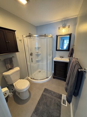 Shower, towels, soap, toilet paper - River Trail Retreat by the Bay (Bay City)