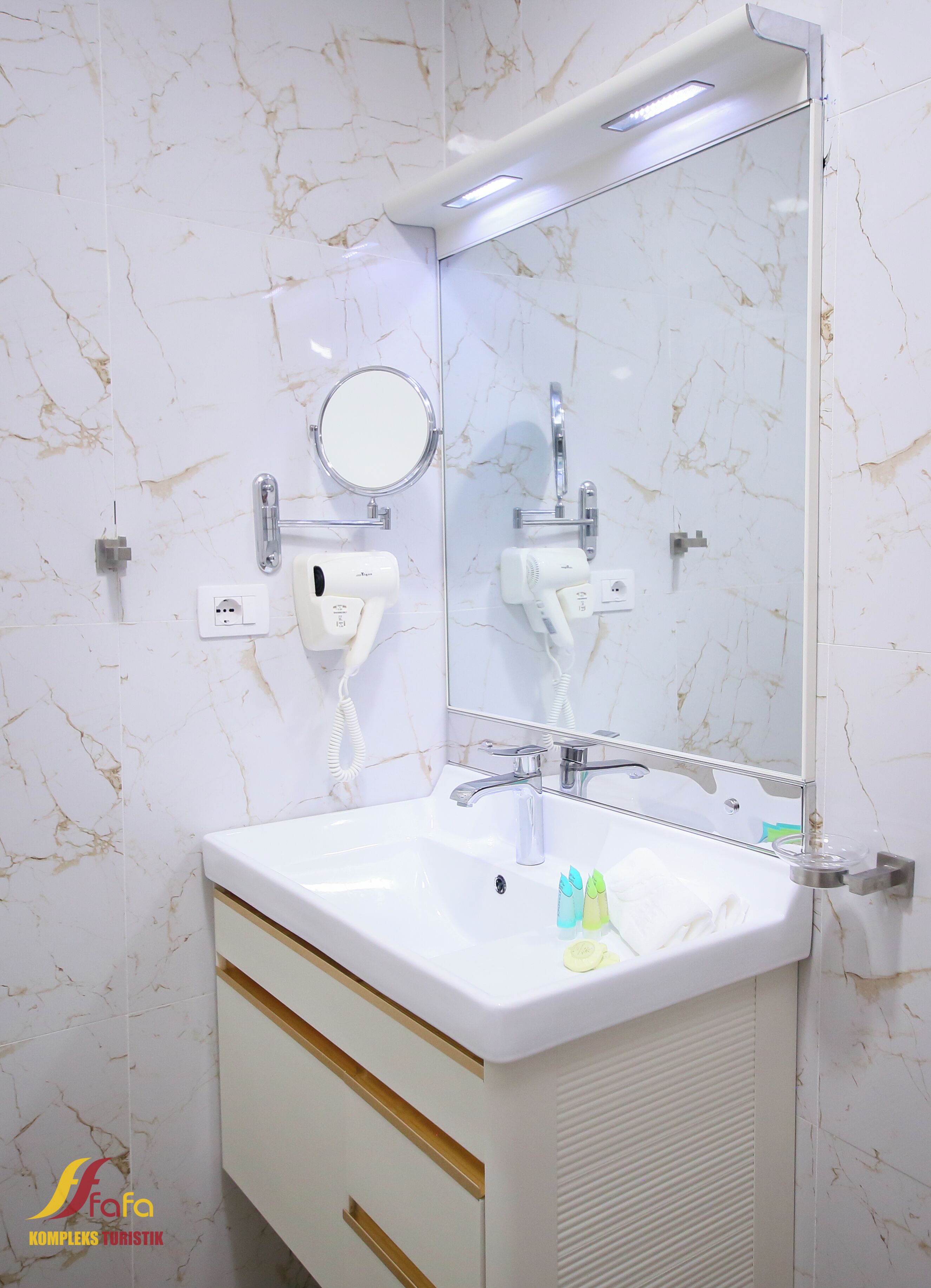 Classic Double Room, Balcony, Beach View | Bathroom | Shower, free toiletries, hair dryer, towels