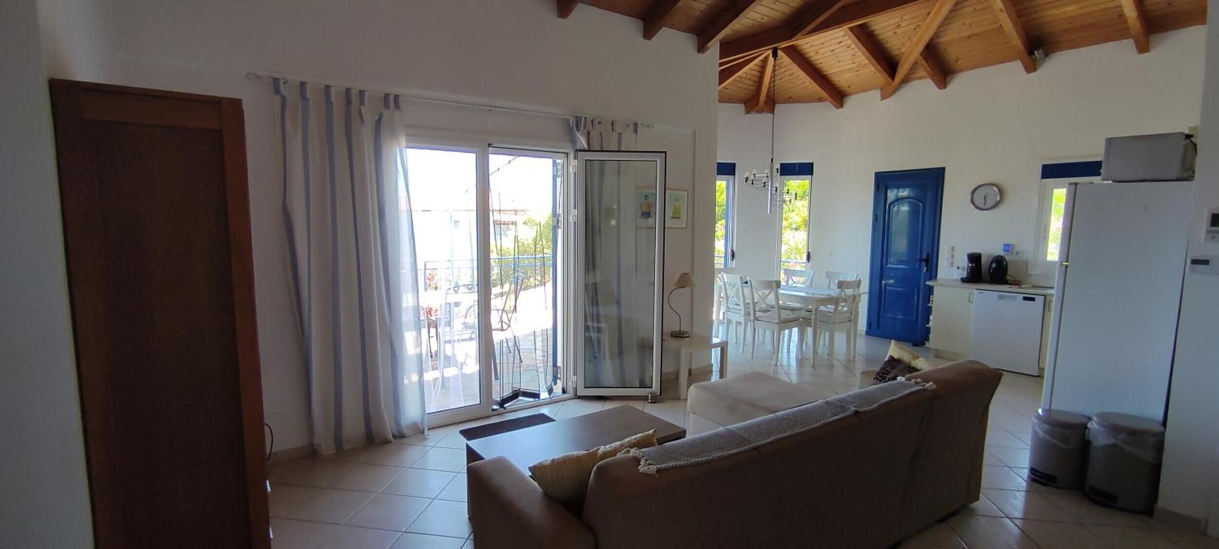 テレビ、DVD プレーヤー