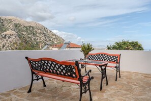 Outdoor dining - Kalimera Loft I – Village Experience ,a cozy retreat (Argiroupoli)
