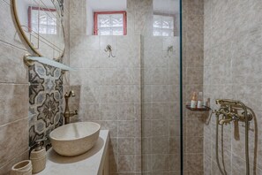 Ferienhaus, 1 Schlafzimmer, Terrasse, Bergblick | Badezimmer | Dusche, Handtücher