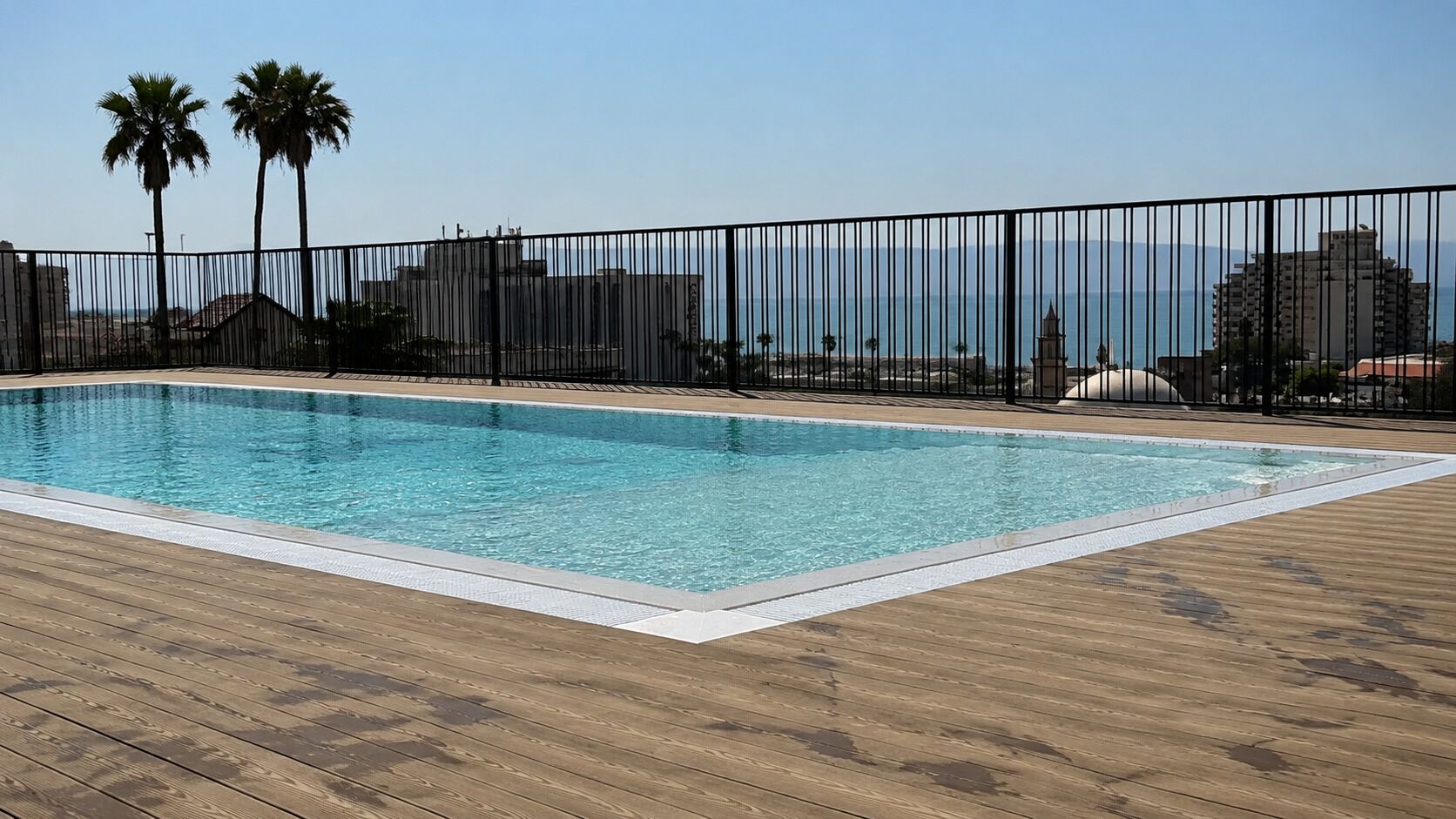 Piscine extérieure (ouverte en saison), chaises longues