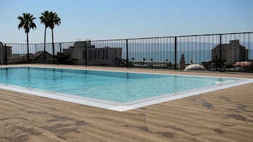 Piscine extérieure (ouverte en saison), chaises longues