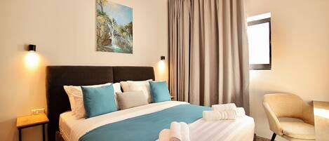 Gallery Studio, 1 Queen Bed with Sofa bed | Desk, laptop workspace, free cribs/infant beds, free WiFi