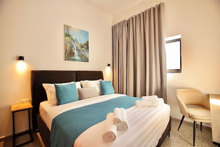 Escritorio, espacio para trabajar con laptop y cunas gratuitas . Azura Boutique Hotel