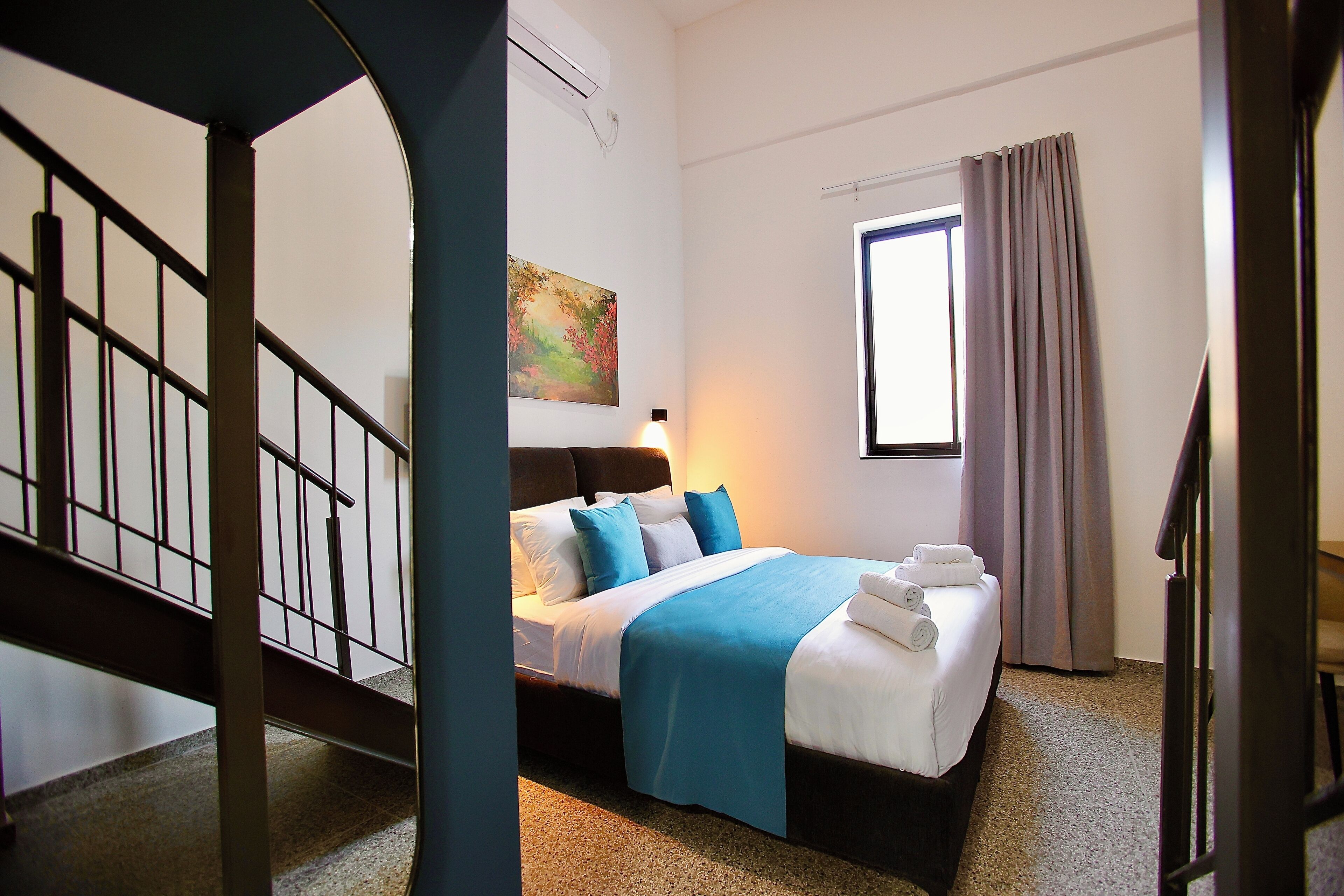 Gallery studio | Een bureau, een laptopwerkplek, gratis wifi