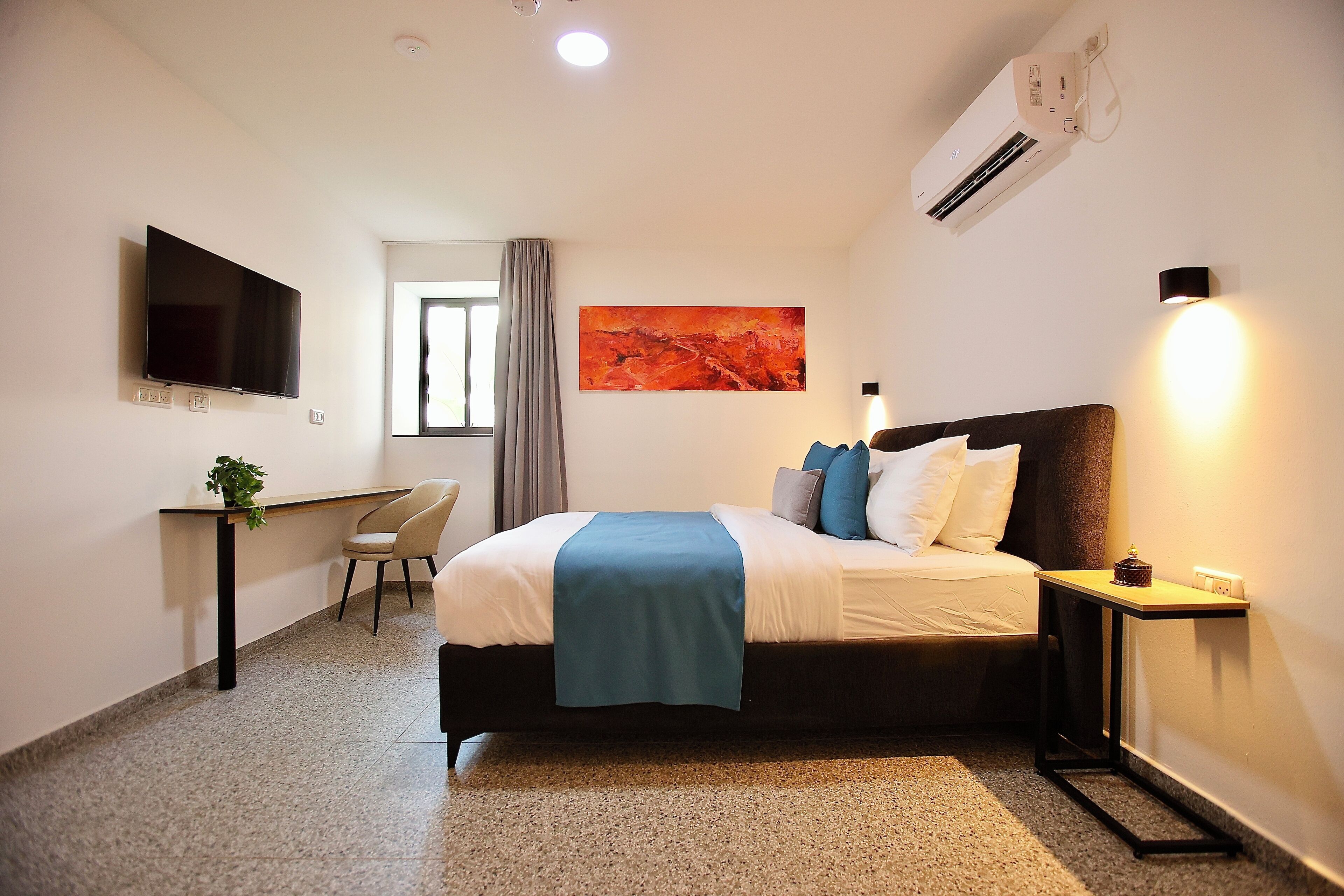 Comfort tweepersoonskamer | Een bureau, een laptopwerkplek, gratis wifi