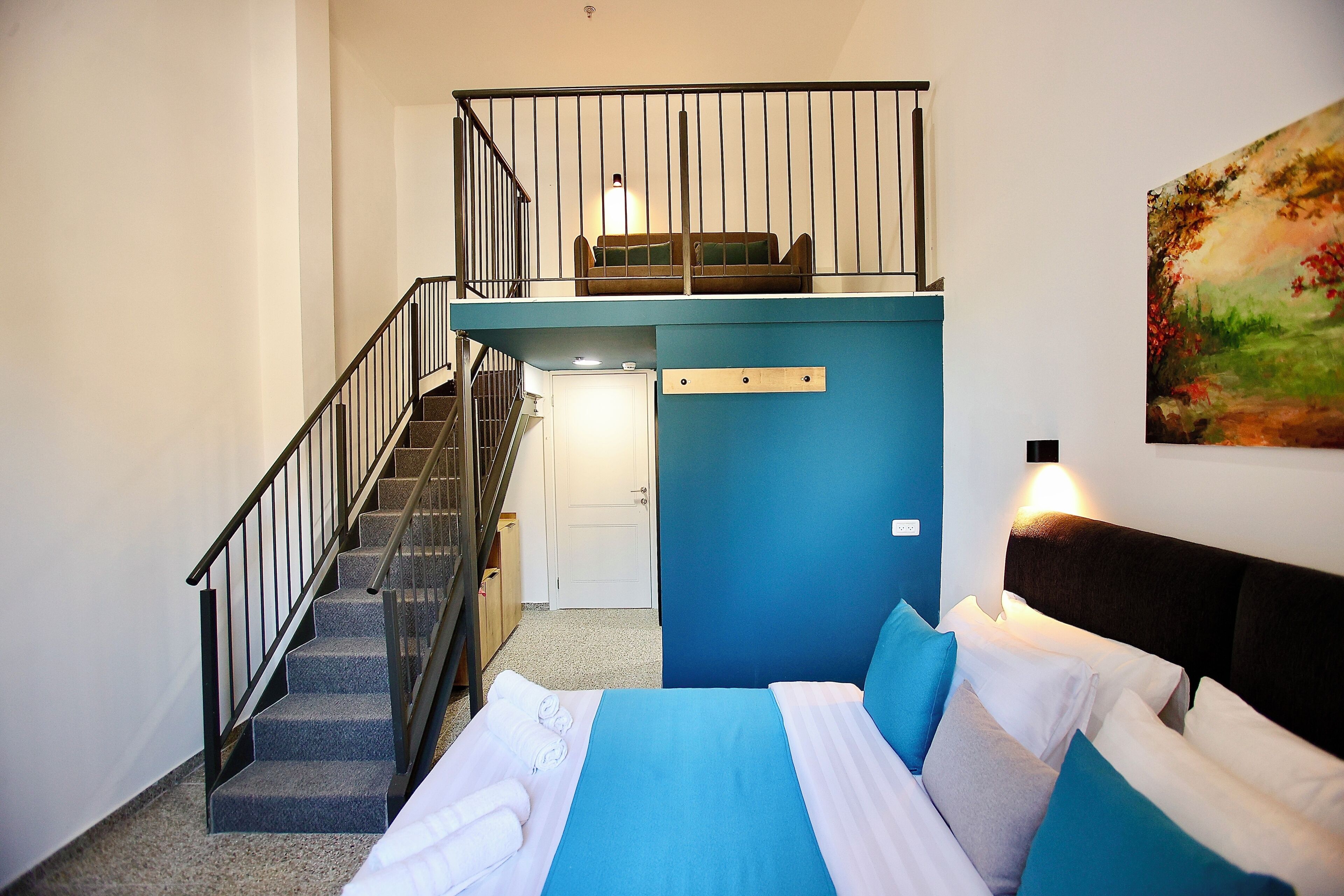 Bureau, espace de travail pour ordinateur portable, Wi-Fi gratuit