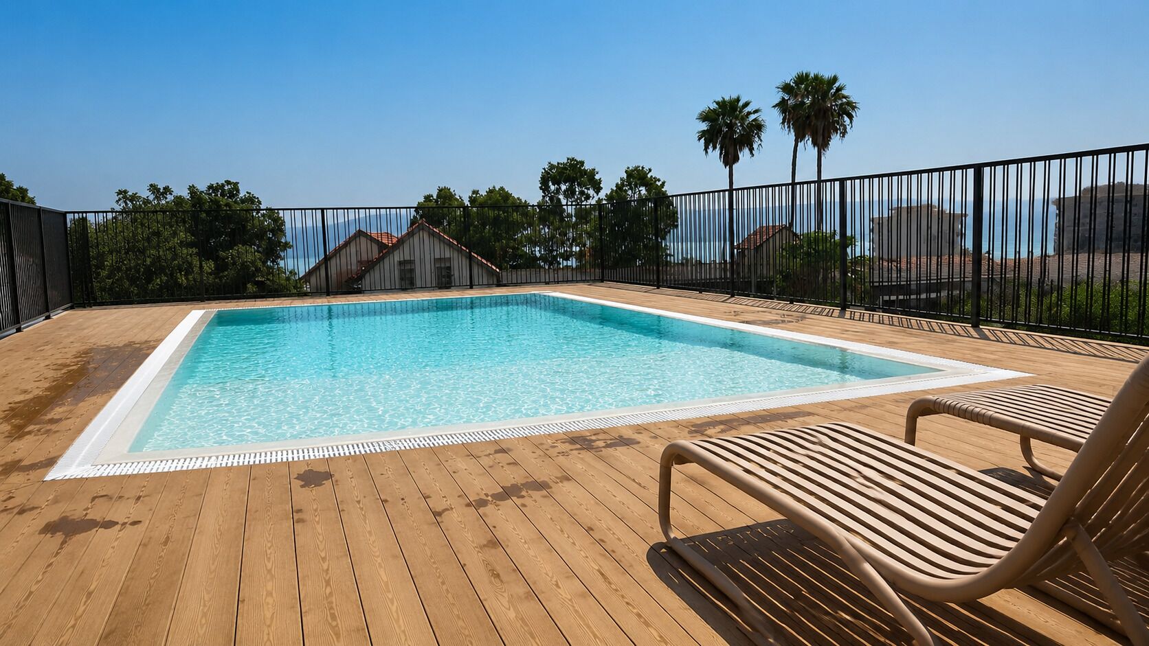 Una piscina al aire libre de temporada, tumbonas