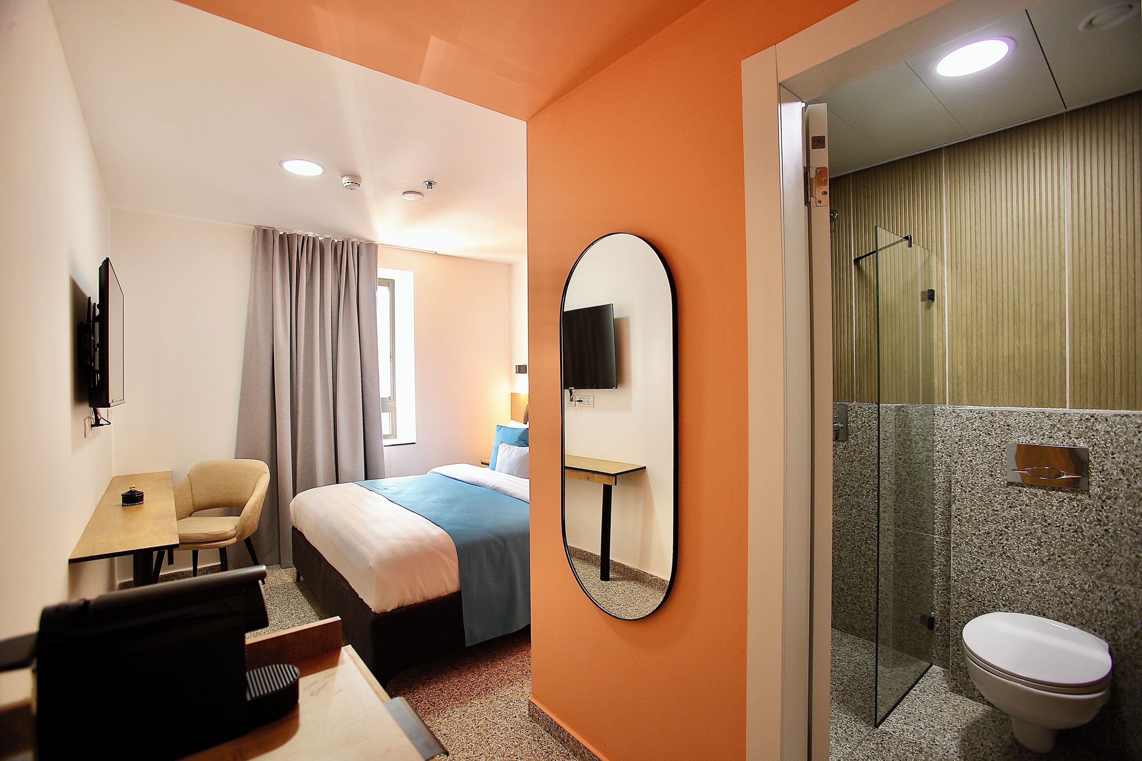 Klassieke tweepersoonskamer | Een bureau, een laptopwerkplek, gratis wifi