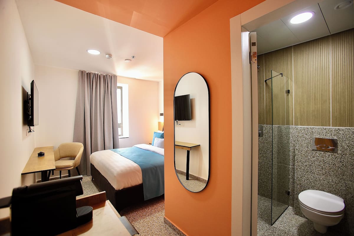 Klassieke tweepersoonskamer | Een bureau, een laptopwerkplek, gratis wifi