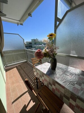 Outdoor dining - Spacious apartment with pool access (Bibione)
