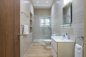 Apartment, 1 Doppelbett und Schlafsofa, Küche, Stadtblick | Badezimmer