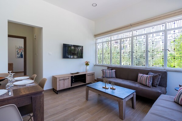 Apartment, 1 Double Bed with Sofa bed, Kitchen, City View | Living room