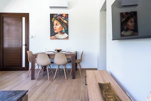 Căn hộ, 1 giường đôi và sofa giường, bếp, quang cảnh thành phố | Khu vực ăn uống tại phòng