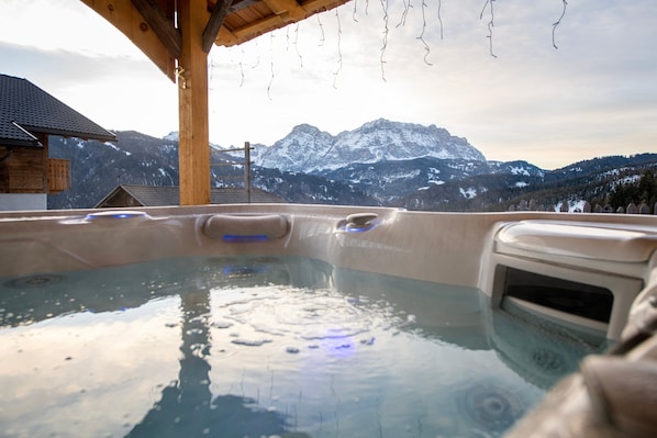 Bañera de hidromasaje al aire libre