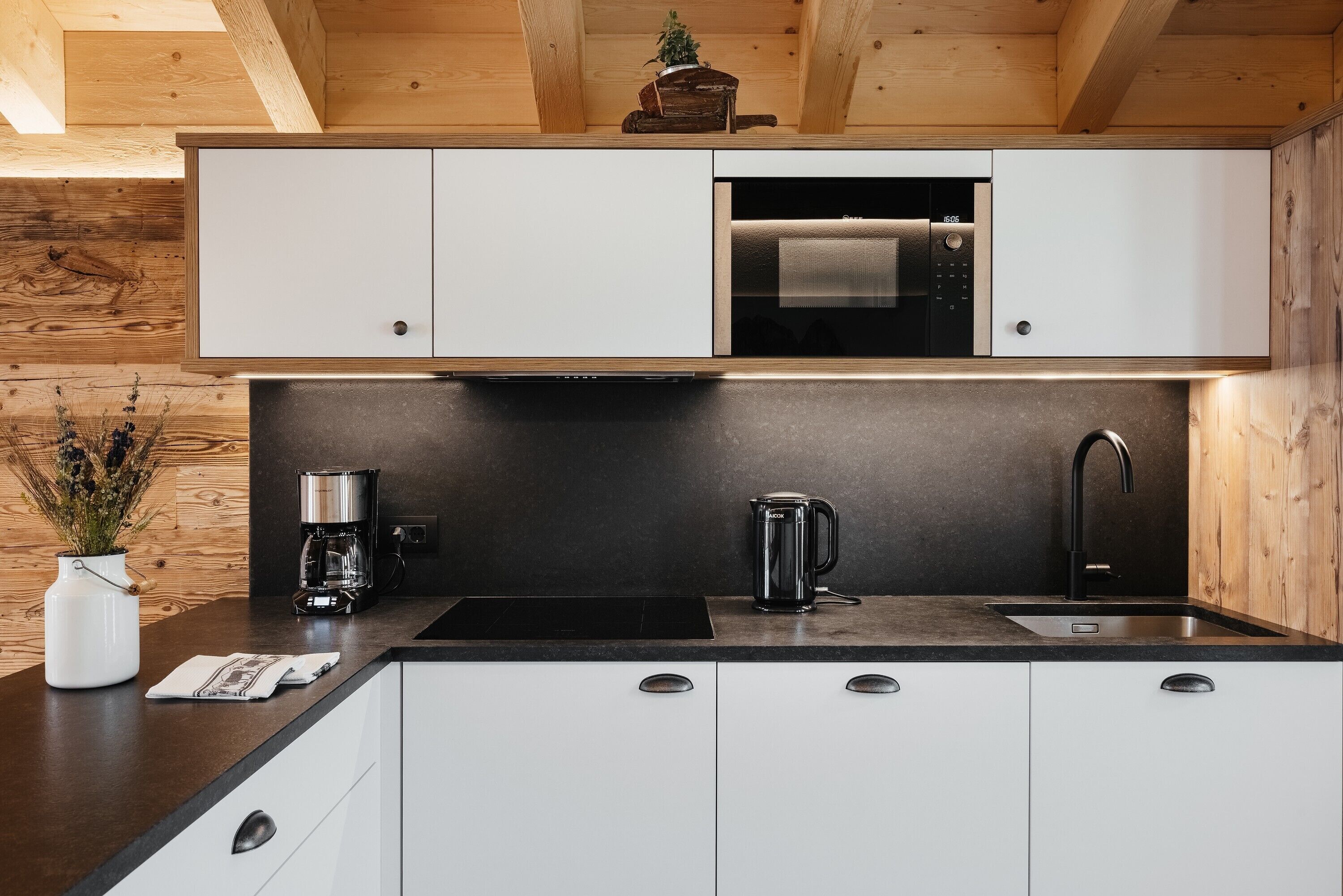 Micro-ondes, lave-vaisselle, grille-pain, chaise haute