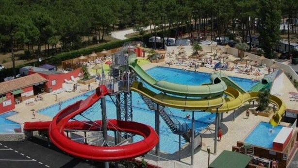A water park with multiple slides and pools, surrounded by trees and beach areas. - Mobile home in La Palmyre, 10 minutes from the beach, close to the zoo and the Coubre lighthouse (Les Mathes)