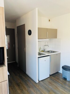 Kjøleskap, mikrobølgeovn, ovn og kokeplater