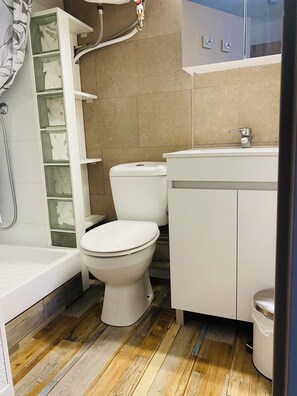 Haartrockner, Handtücher, Toilettenpapier