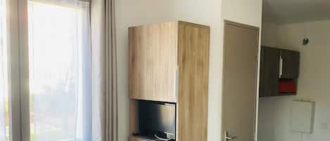 1 habitación, tabla de planchar con plancha, wifi gratis y ropa de cama