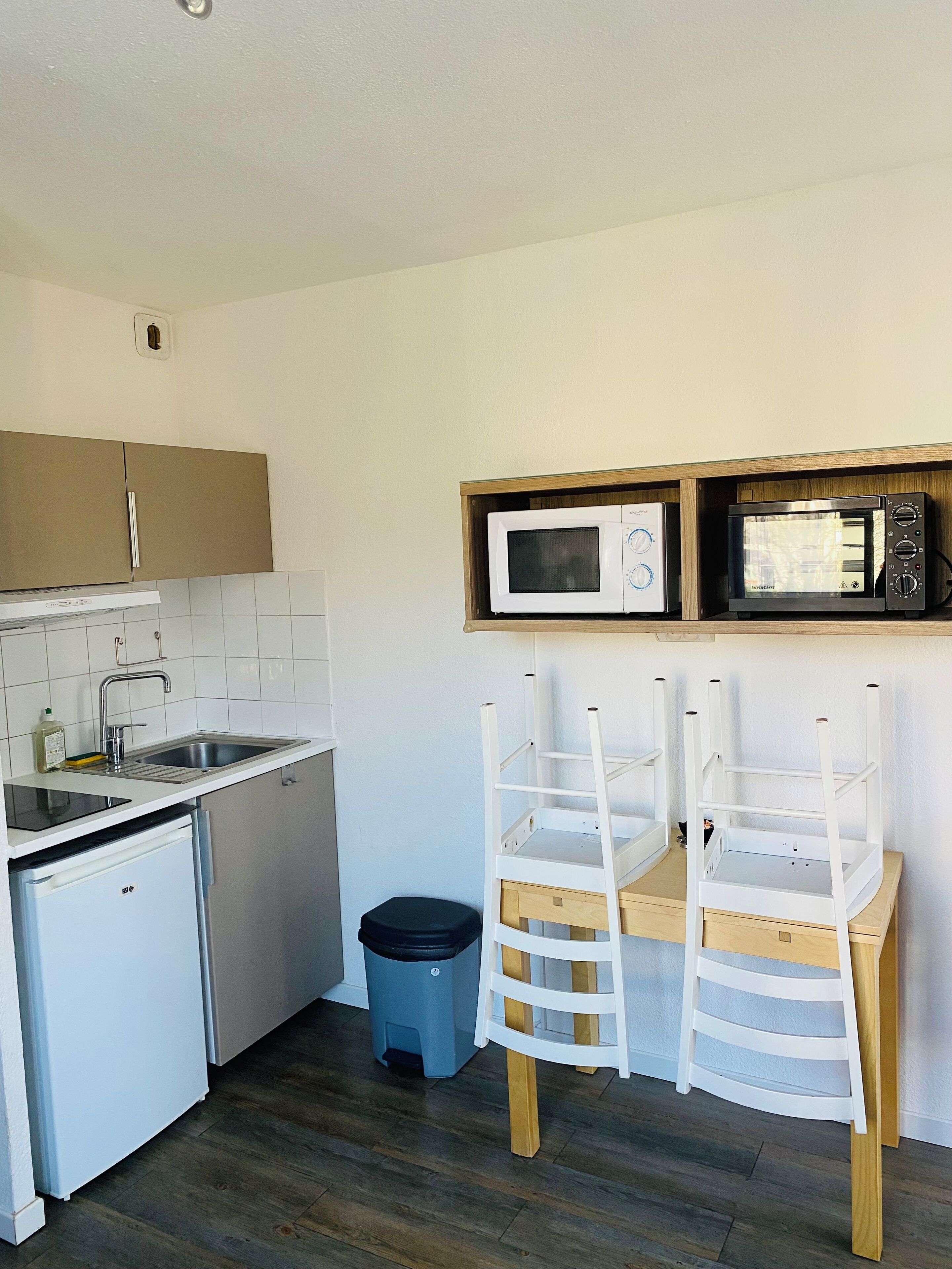 Kjøleskap, mikrobølgeovn, ovn og kokeplater