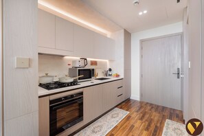 Estudi de luxe, balcó, vistes a la ciutat | Planxa i posts de planxar, bressols, wifi gratuïta i roba de llit 