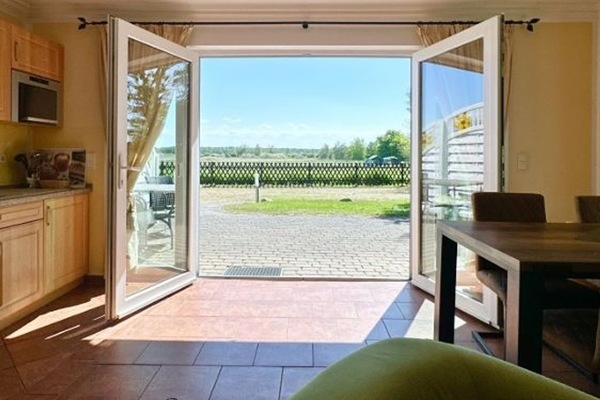 Heller Wohnbereich mit direktem Zugang zur sonnigen Terrasse und weitem Blick ins Grüne