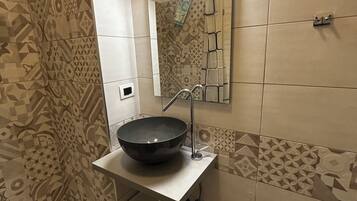 Doccia, vasca idromassaggio, asciugacapelli, bidet