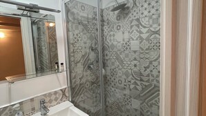 A bathroom with a shower, a sink, and a mirror. - Nalusa rooms - in downtown Toledo (Napoli)