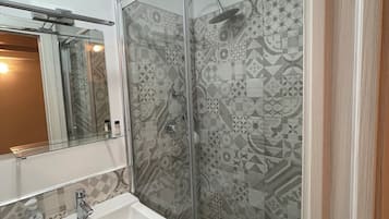 Dusche, Whirlpool, Haartrockner, Bidet