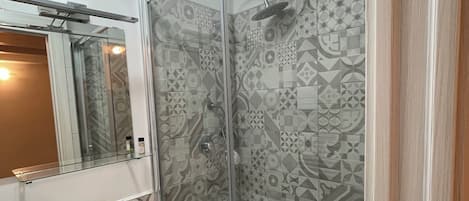 Douche, baignoire à jets, sèche-cheveux, bidet
