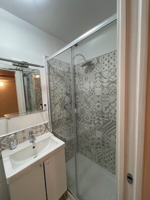 Dusche, Whirlpool, Haartrockner, Bidet