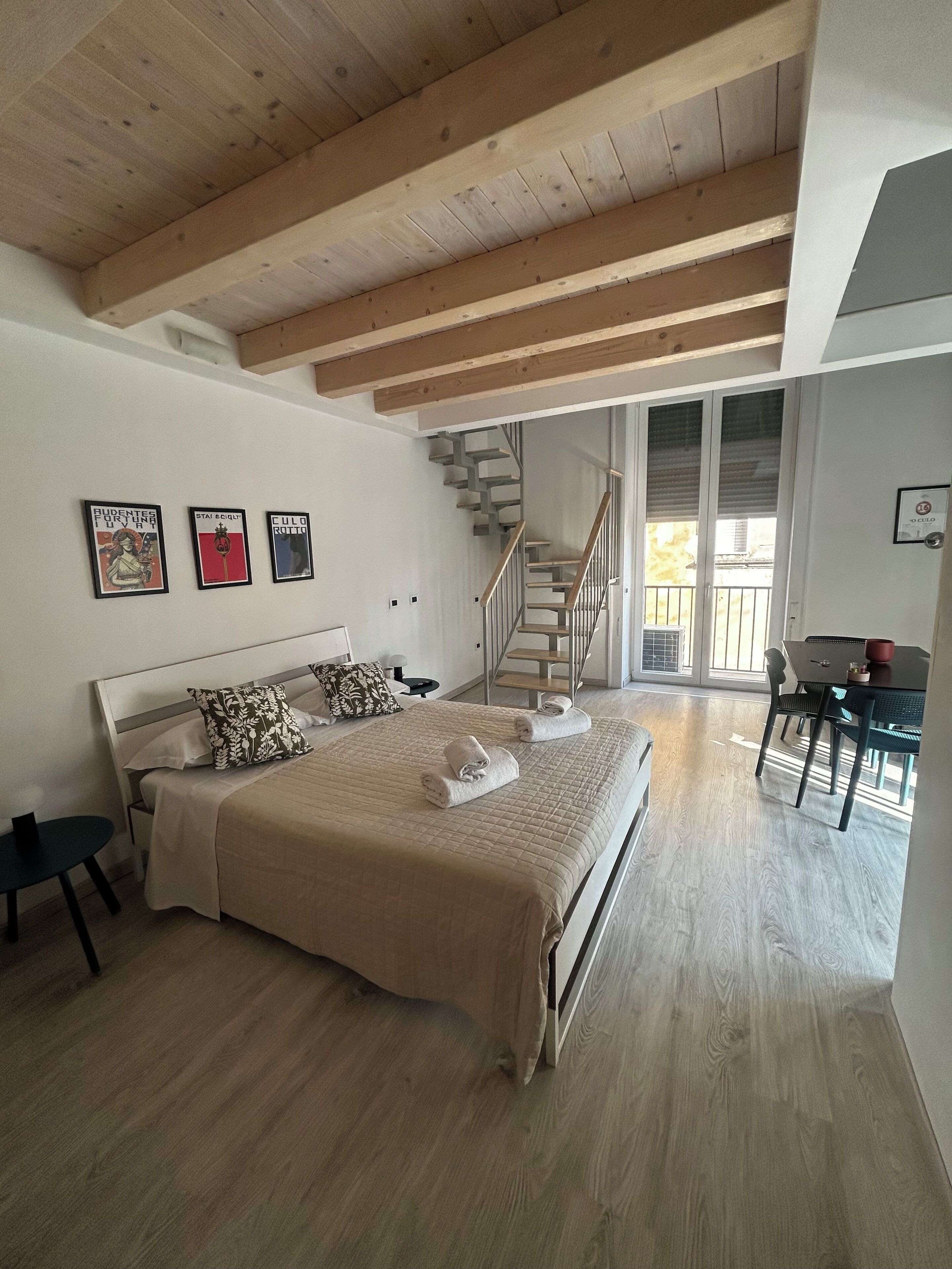 3 عدّة غرف نوم ومكواة/لوح كي وواي فاي وملاءات أسرّة