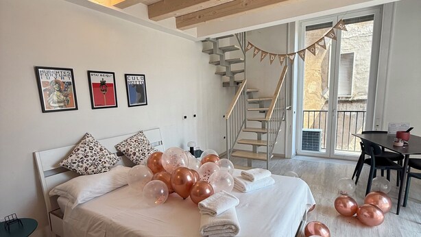A bedroom with a bed, balloons, and a staircase. - Nalusa rooms - in downtown Toledo (Napoli)